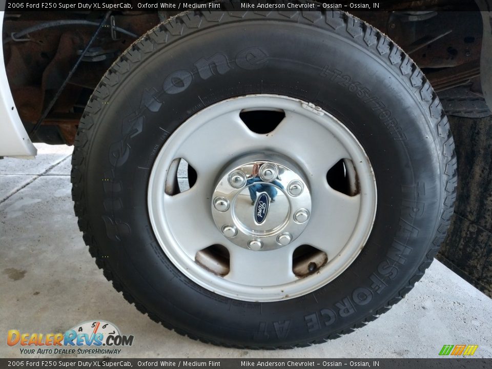 2006 Ford F250 Super Duty XL SuperCab Oxford White / Medium Flint Photo #13