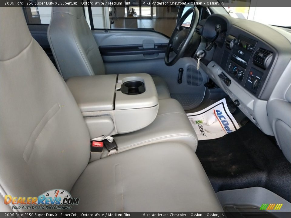 Front Seat of 2006 Ford F250 Super Duty XL SuperCab Photo #20