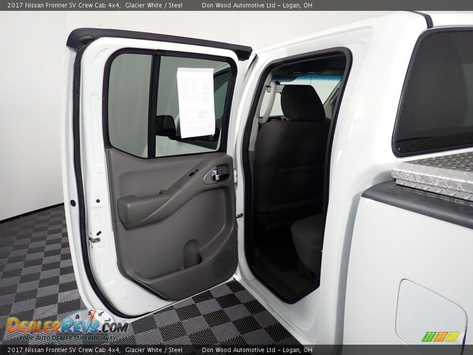 Door Panel of 2017 Nissan Frontier SV Crew Cab 4x4 Photo #31