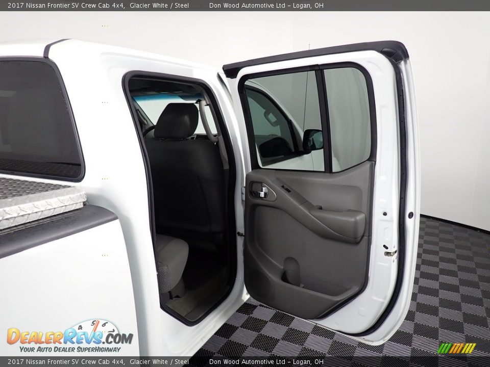 Door Panel of 2017 Nissan Frontier SV Crew Cab 4x4 Photo #34