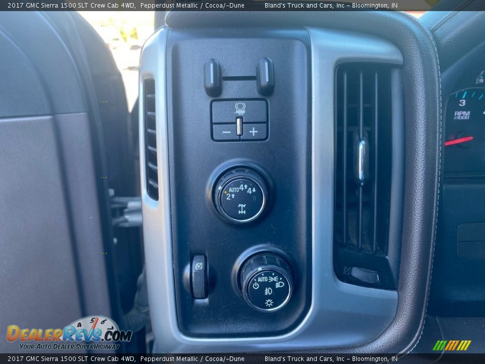 Controls of 2017 GMC Sierra 1500 SLT Crew Cab 4WD Photo #18