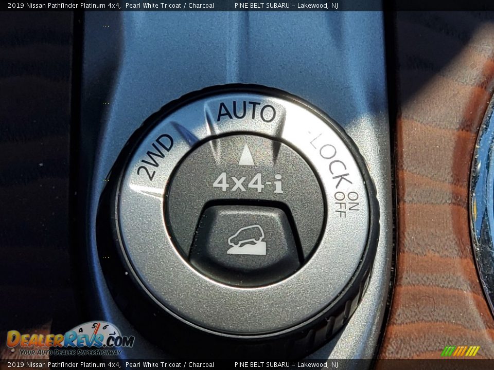 2019 Nissan Pathfinder Platinum 4x4 Pearl White Tricoat / Charcoal Photo #10