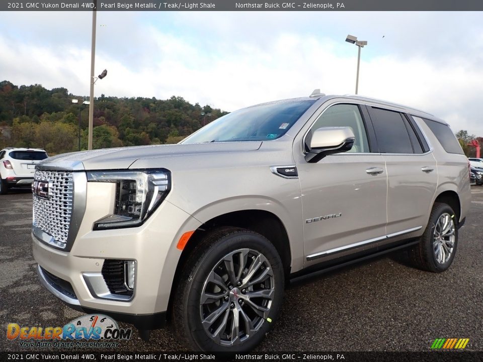 Front 3/4 View of 2021 GMC Yukon Denali 4WD Photo #1