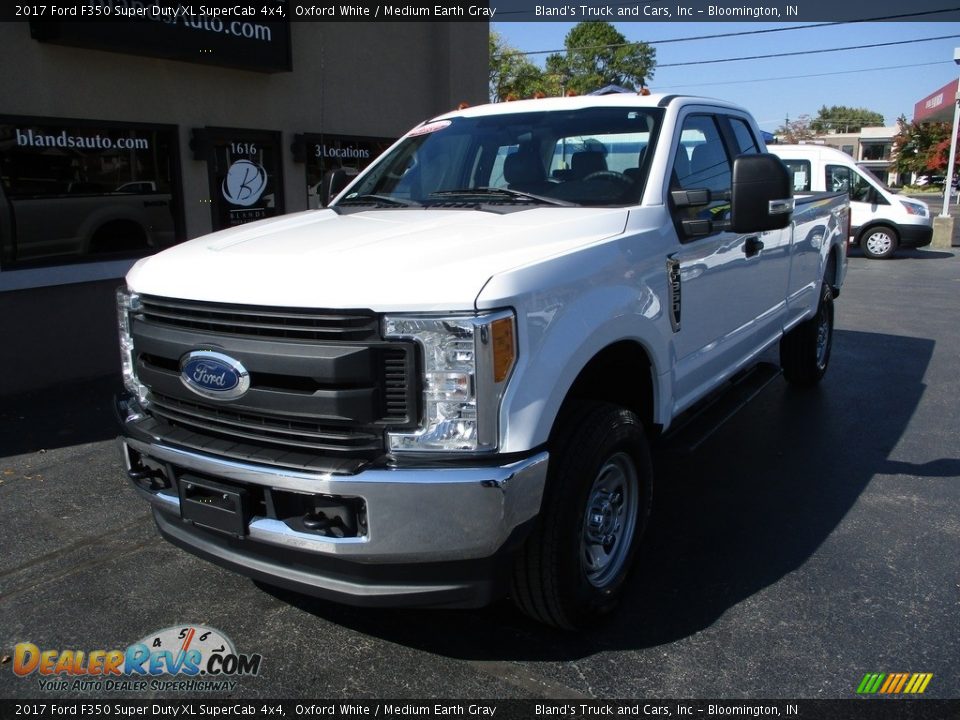 2017 Ford F350 Super Duty XL SuperCab 4x4 Oxford White / Medium Earth Gray Photo #2