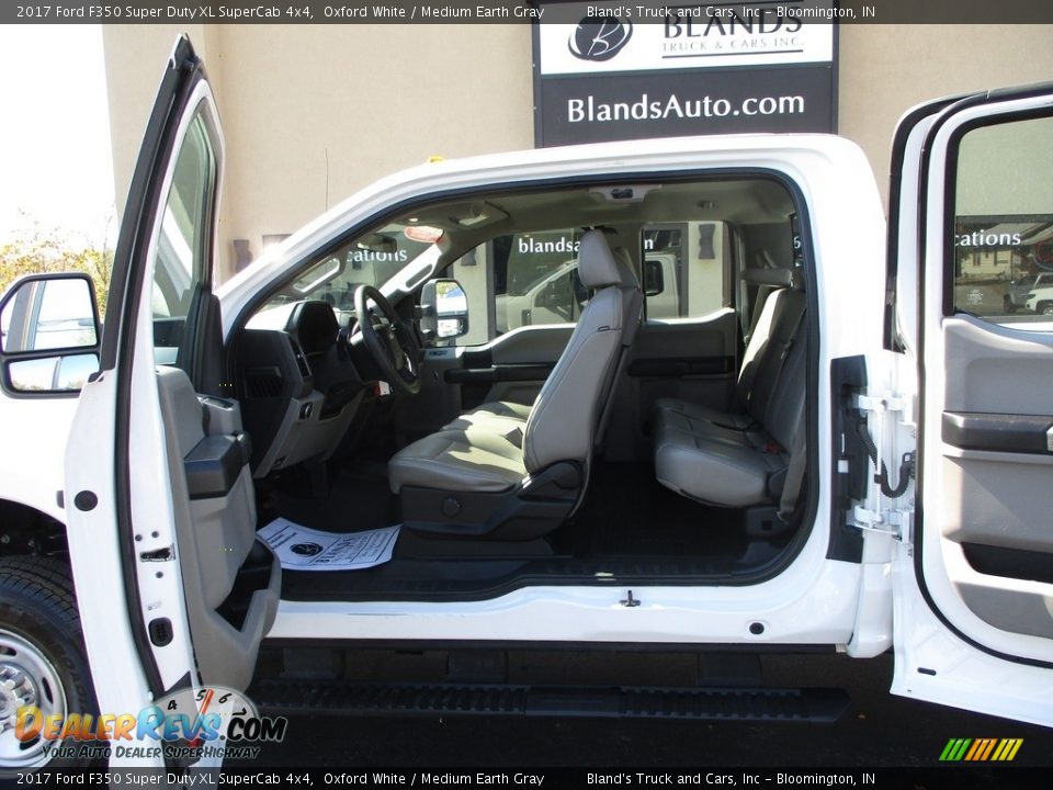 2017 Ford F350 Super Duty XL SuperCab 4x4 Oxford White / Medium Earth Gray Photo #6