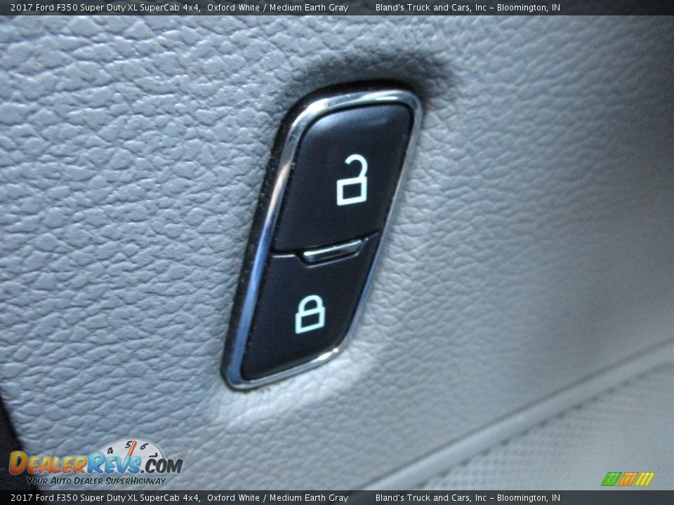 2017 Ford F350 Super Duty XL SuperCab 4x4 Oxford White / Medium Earth Gray Photo #12