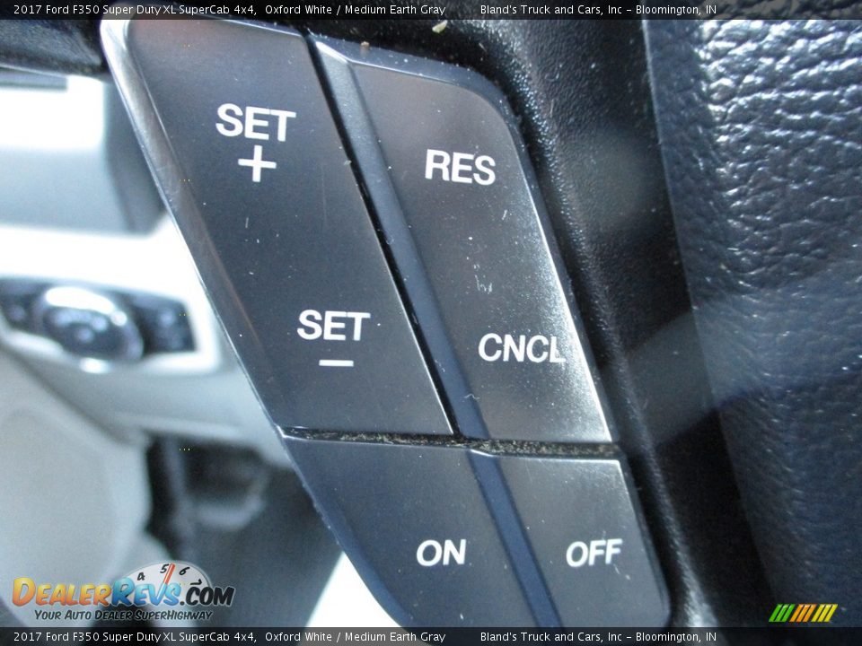 2017 Ford F350 Super Duty XL SuperCab 4x4 Oxford White / Medium Earth Gray Photo #18