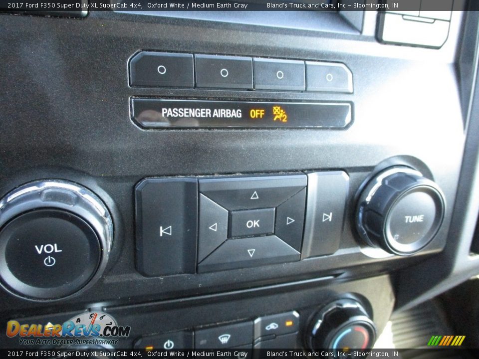 2017 Ford F350 Super Duty XL SuperCab 4x4 Oxford White / Medium Earth Gray Photo #25
