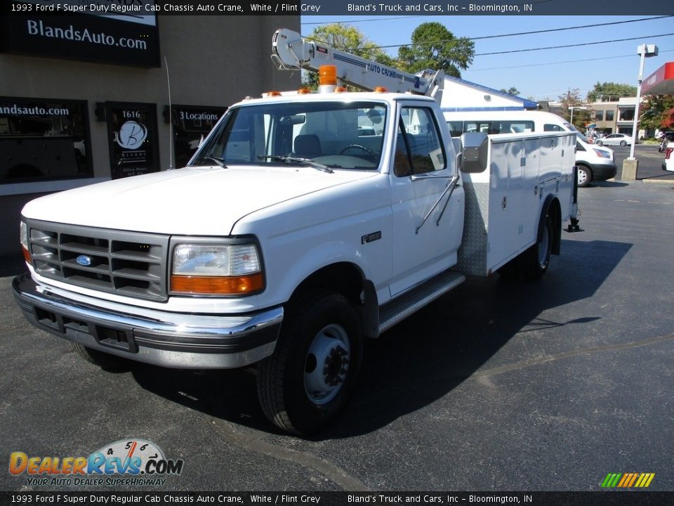 1993 Ford F Super Duty Regular Cab Chassis Auto Crane White / Flint Grey Photo #2