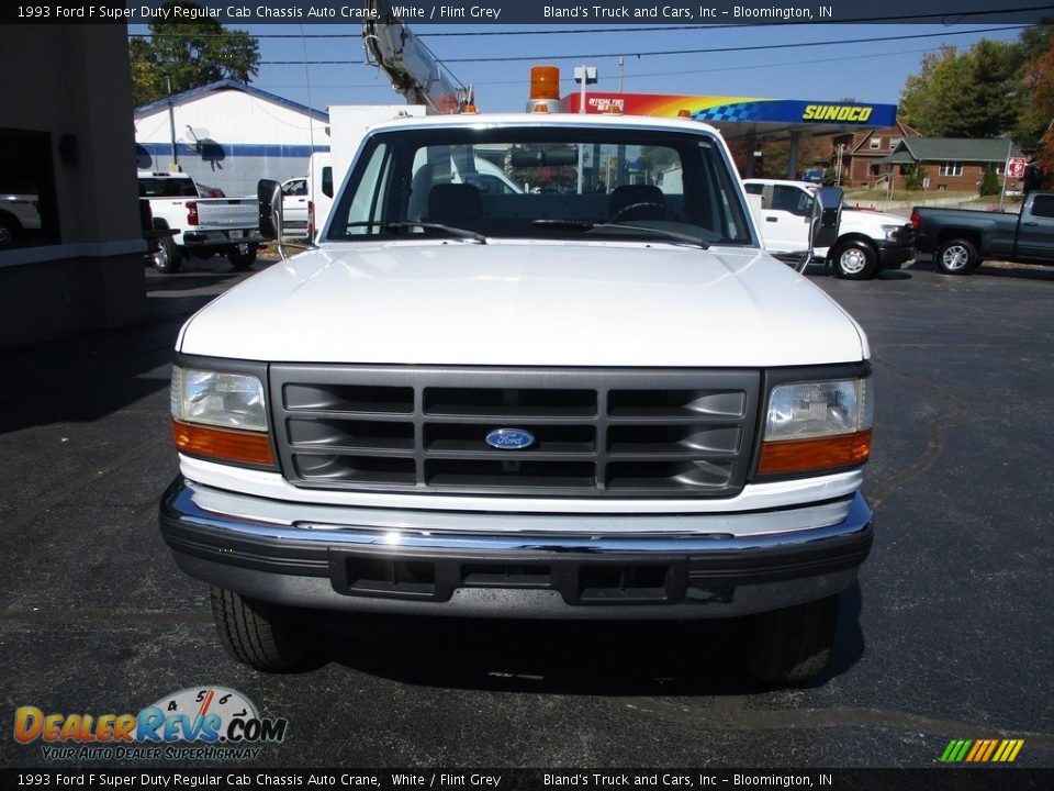 1993 Ford F Super Duty Regular Cab Chassis Auto Crane White / Flint Grey Photo #15