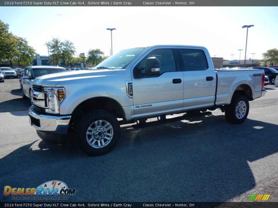 2019 Ford F250 Super Duty XLT Crew Cab 4x4 Oxford White / Earth Gray Photo #2