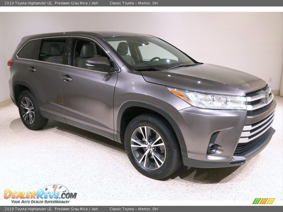 Front 3/4 View of 2019 Toyota Highlander LE Photo #1