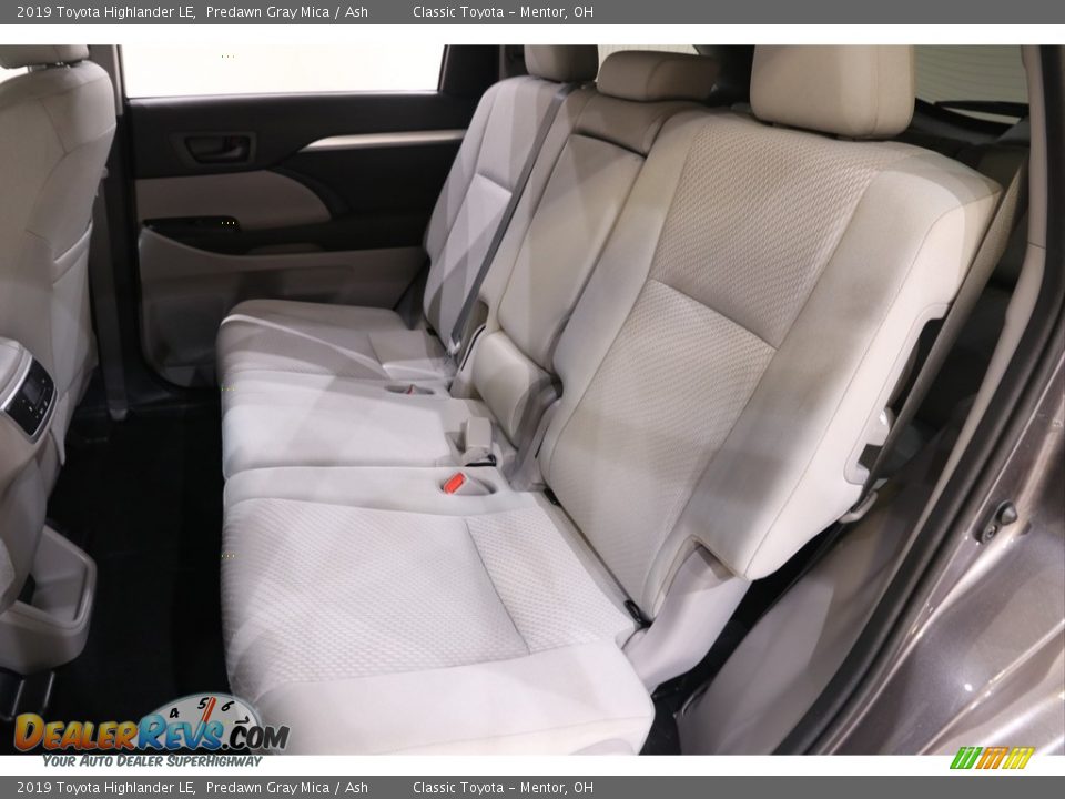 2019 Toyota Highlander LE Predawn Gray Mica / Ash Photo #18
