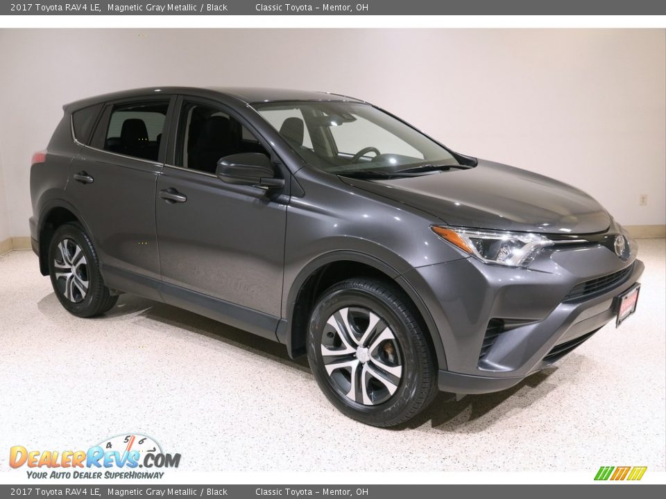 Front 3/4 View of 2017 Toyota RAV4 LE Photo #1