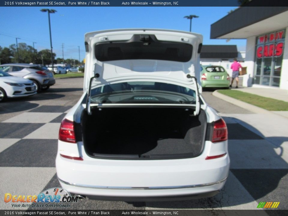 2016 Volkswagen Passat SE Sedan Pure White / Titan Black Photo #5