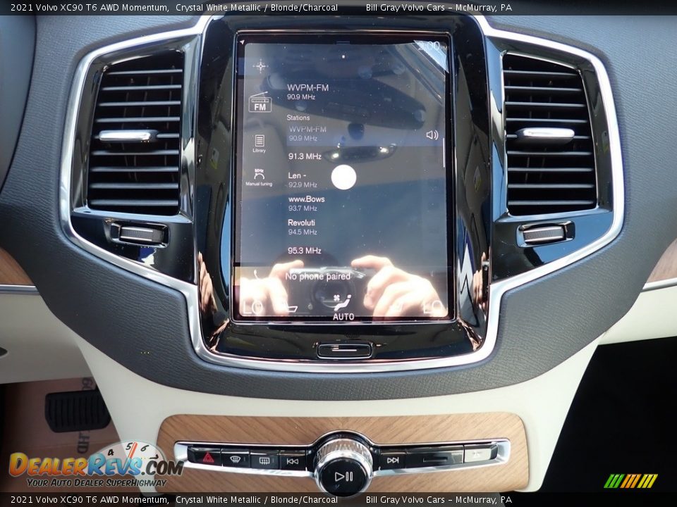 2021 Volvo XC90 T6 AWD Momentum Crystal White Metallic / Blonde/Charcoal Photo #15