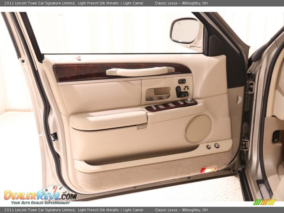 2011 Lincoln Town Car Signature Limited Light French Silk Metallic / Light Camel Photo #5