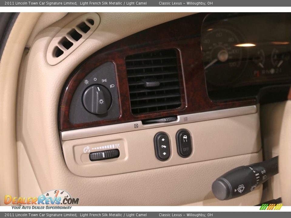 2011 Lincoln Town Car Signature Limited Light French Silk Metallic / Light Camel Photo #8
