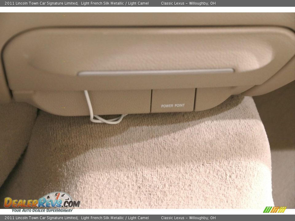 2011 Lincoln Town Car Signature Limited Light French Silk Metallic / Light Camel Photo #15