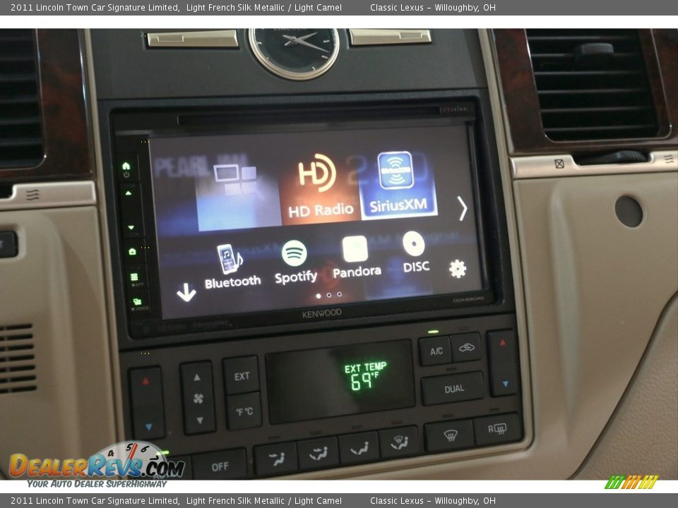 2011 Lincoln Town Car Signature Limited Light French Silk Metallic / Light Camel Photo #17