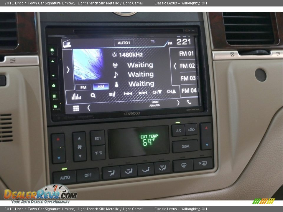 2011 Lincoln Town Car Signature Limited Light French Silk Metallic / Light Camel Photo #19