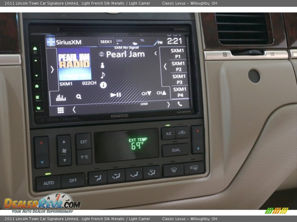 2011 Lincoln Town Car Signature Limited Light French Silk Metallic / Light Camel Photo #20