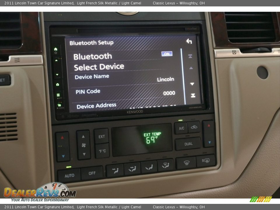 2011 Lincoln Town Car Signature Limited Light French Silk Metallic / Light Camel Photo #24