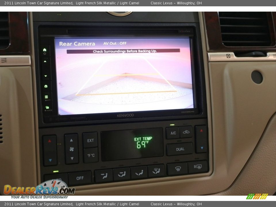 2011 Lincoln Town Car Signature Limited Light French Silk Metallic / Light Camel Photo #26