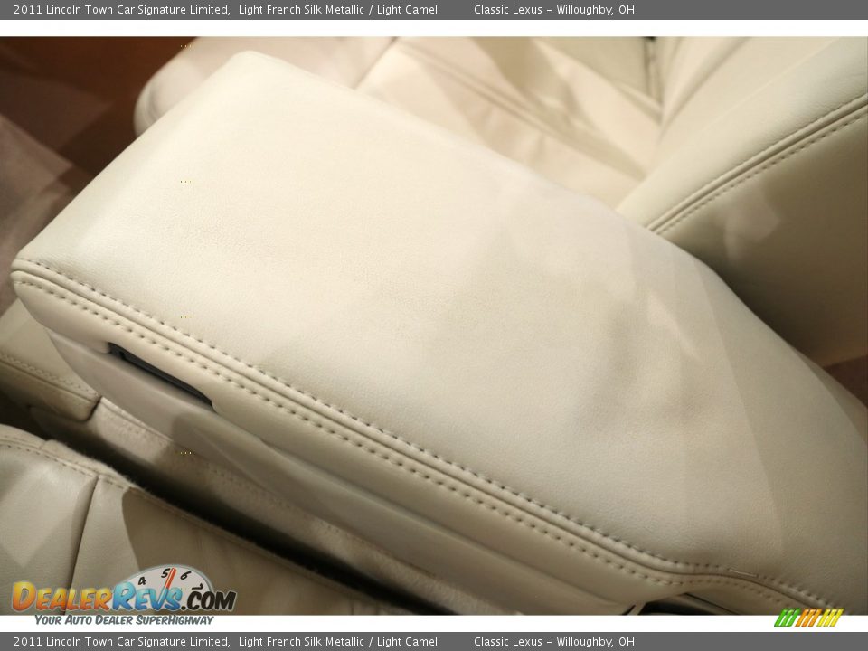 2011 Lincoln Town Car Signature Limited Light French Silk Metallic / Light Camel Photo #27