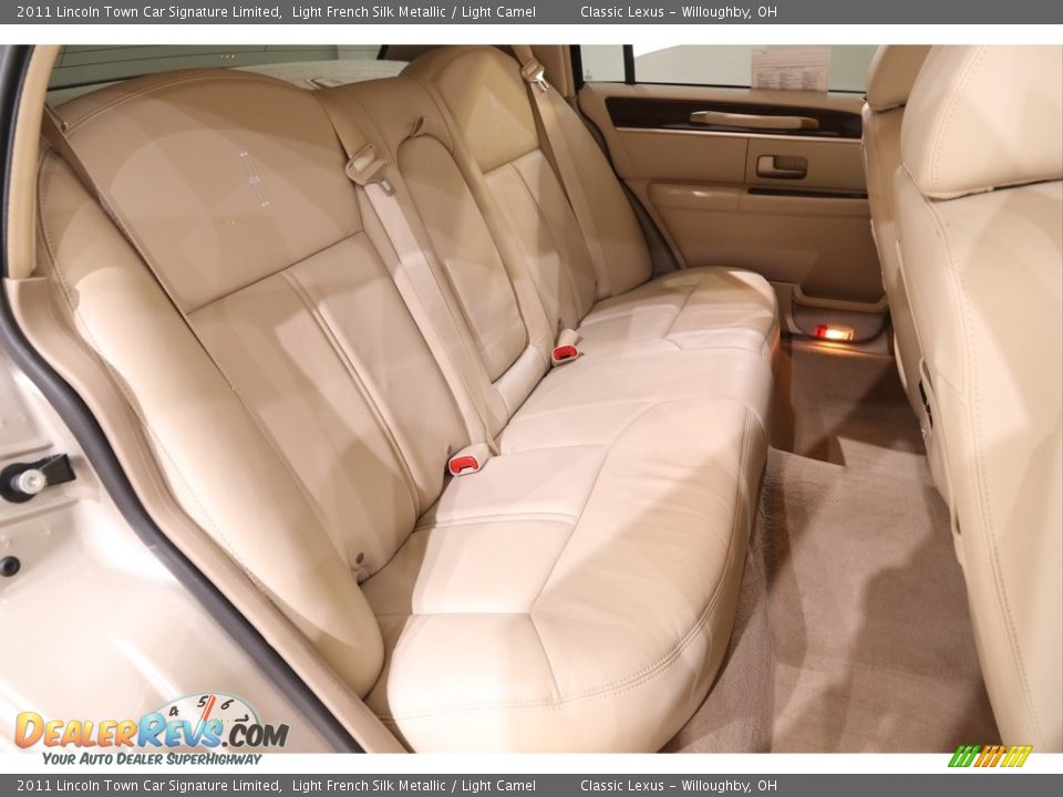 2011 Lincoln Town Car Signature Limited Light French Silk Metallic / Light Camel Photo #32