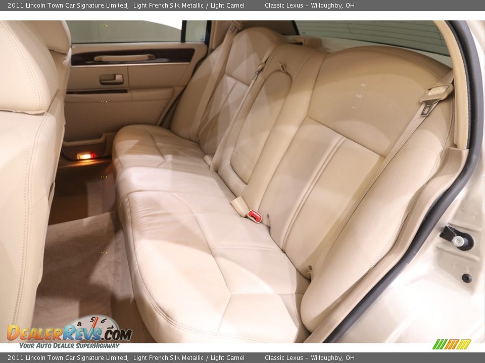 2011 Lincoln Town Car Signature Limited Light French Silk Metallic / Light Camel Photo #33