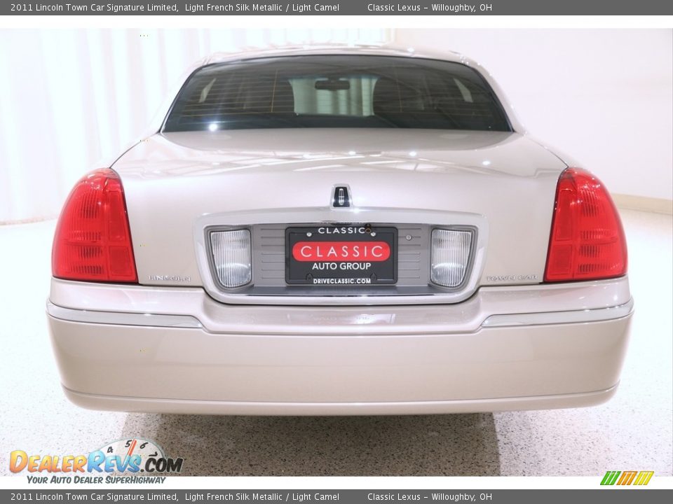 2011 Lincoln Town Car Signature Limited Light French Silk Metallic / Light Camel Photo #36