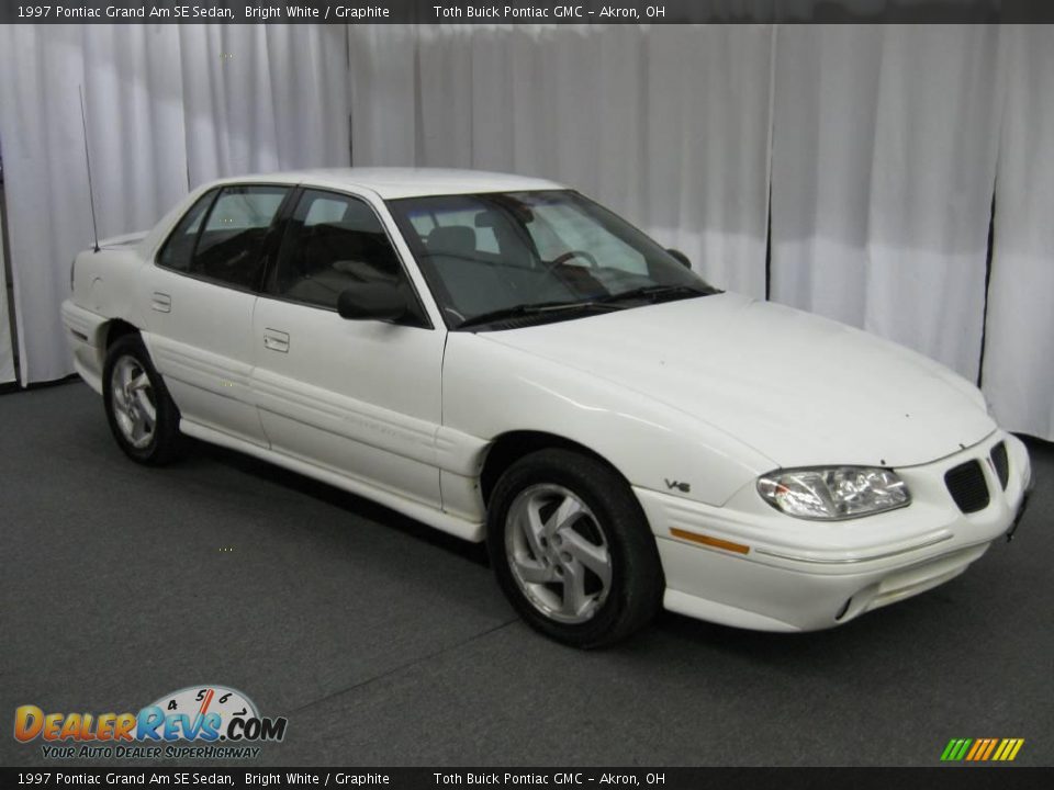1997 Pontiac Grand Am SE Sedan Bright White / Graphite Photo #1