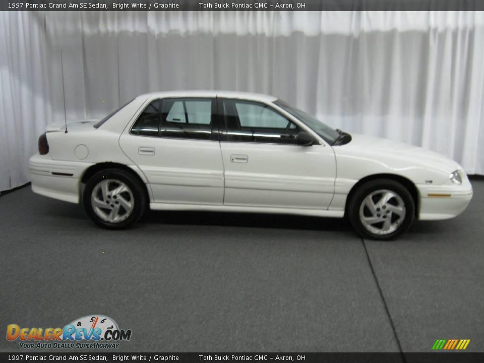 1997 Pontiac Grand Am SE Sedan Bright White / Graphite Photo #2