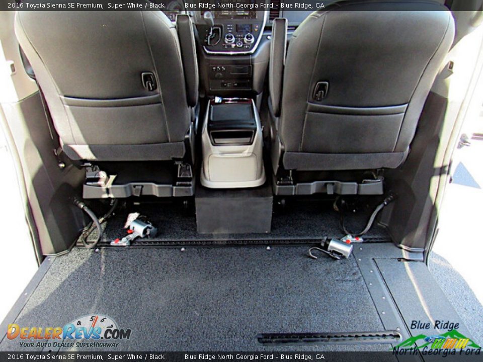 2016 Toyota Sienna SE Premium Super White / Black Photo #15