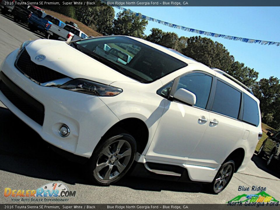 2016 Toyota Sienna SE Premium Super White / Black Photo #28