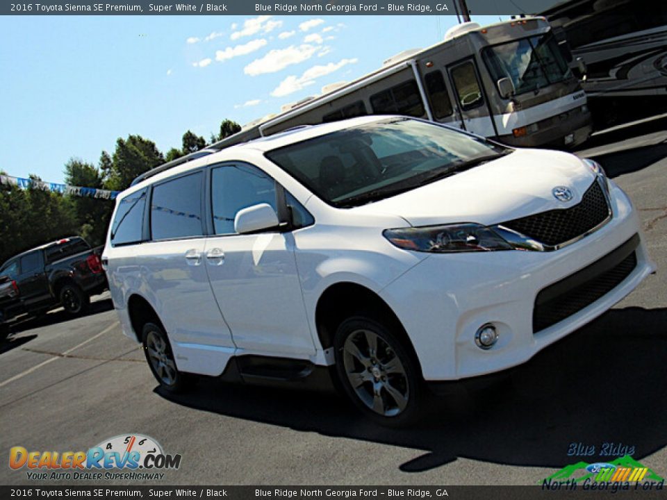 2016 Toyota Sienna SE Premium Super White / Black Photo #29