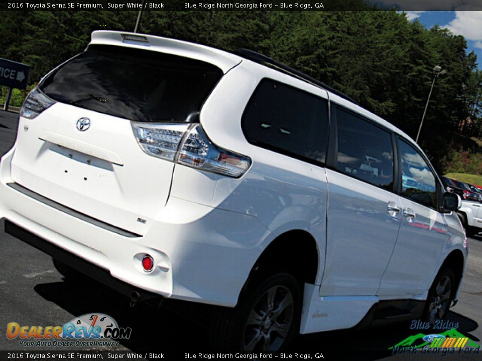 2016 Toyota Sienna SE Premium Super White / Black Photo #30