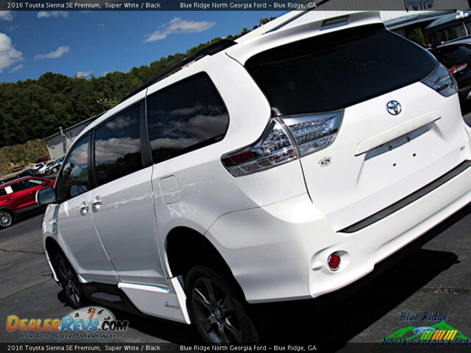 2016 Toyota Sienna SE Premium Super White / Black Photo #31