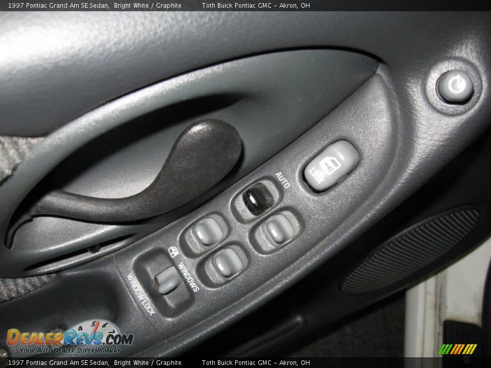 1997 Pontiac Grand Am SE Sedan Bright White / Graphite Photo #10