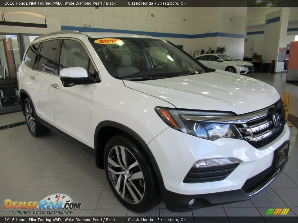 Front 3/4 View of 2016 Honda Pilot Touring AWD Photo #3