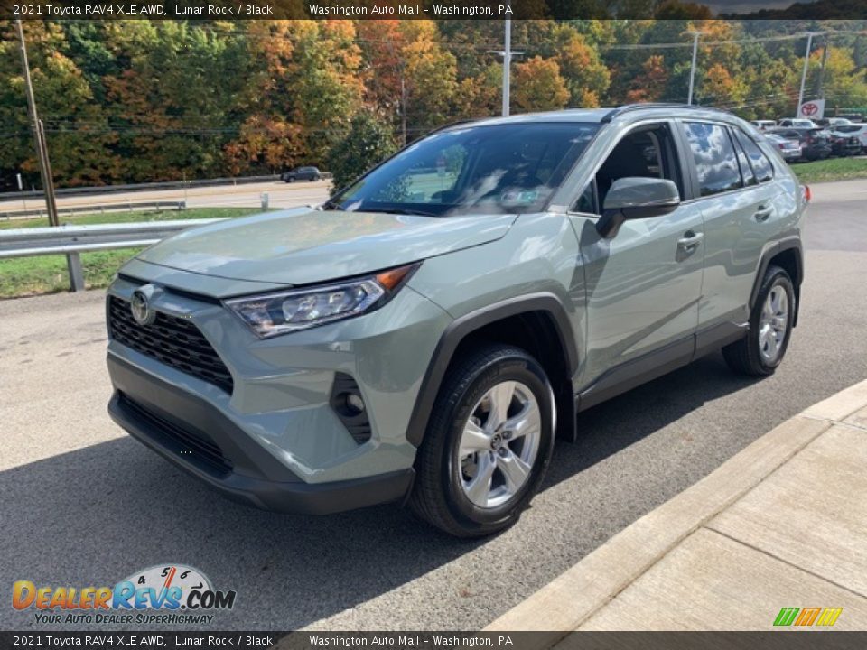Front 3/4 View of 2021 Toyota RAV4 XLE AWD Photo #29