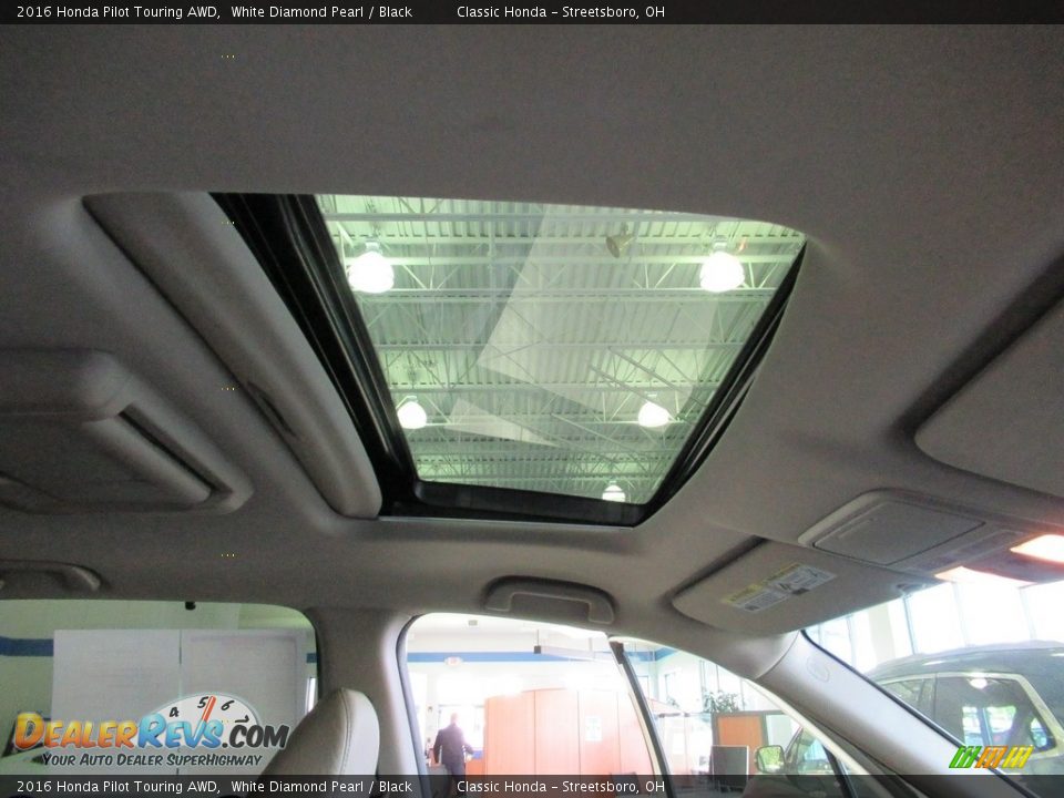 Sunroof of 2016 Honda Pilot Touring AWD Photo #17