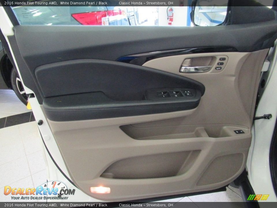 Door Panel of 2016 Honda Pilot Touring AWD Photo #30