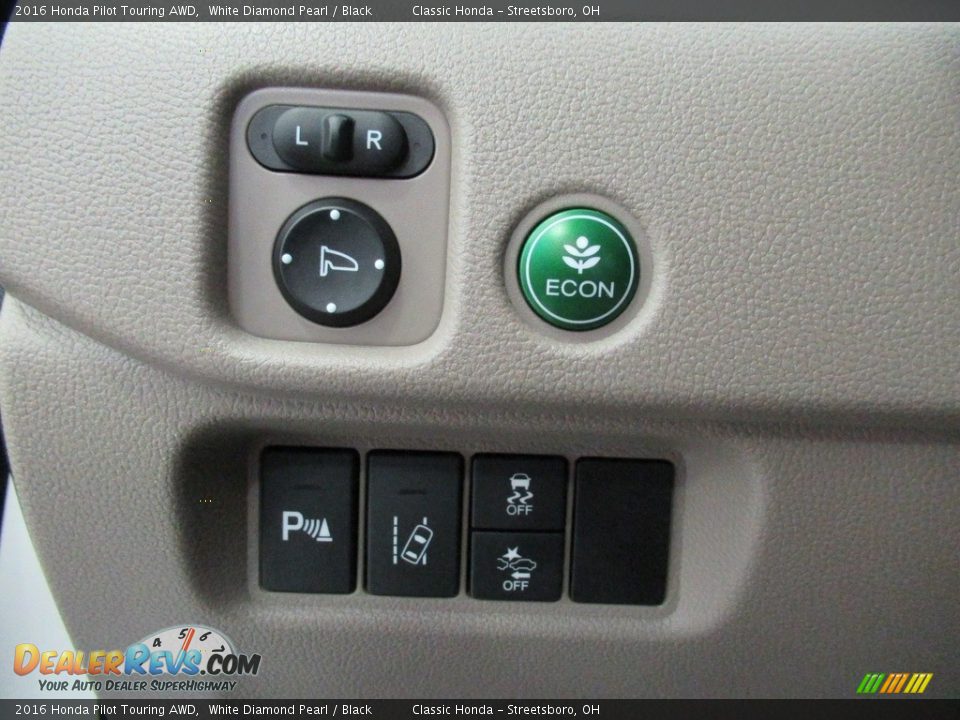 Controls of 2016 Honda Pilot Touring AWD Photo #33