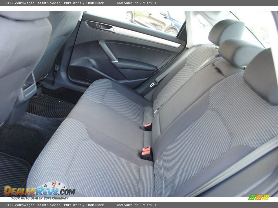 2017 Volkswagen Passat S Sedan Pure White / Titan Black Photo #11