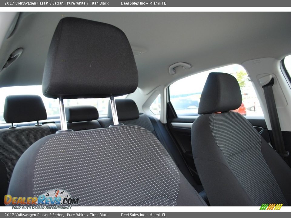 2017 Volkswagen Passat S Sedan Pure White / Titan Black Photo #17