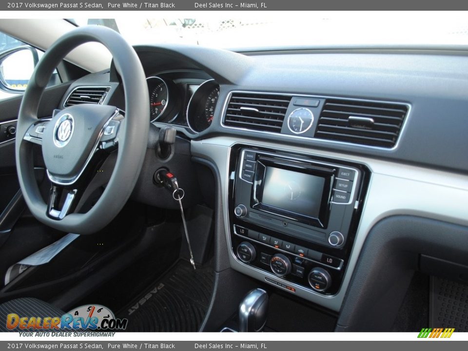 2017 Volkswagen Passat S Sedan Pure White / Titan Black Photo #18