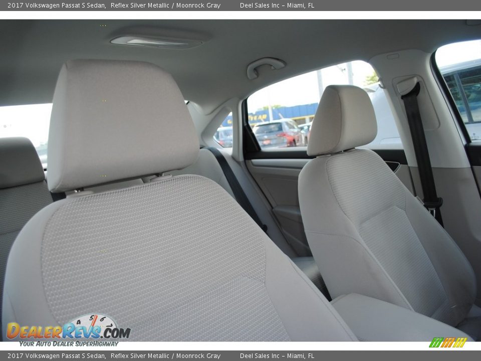 2017 Volkswagen Passat S Sedan Reflex Silver Metallic / Moonrock Gray Photo #17