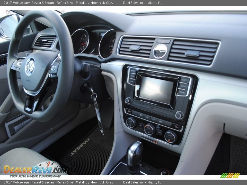 2017 Volkswagen Passat S Sedan Reflex Silver Metallic / Moonrock Gray Photo #18